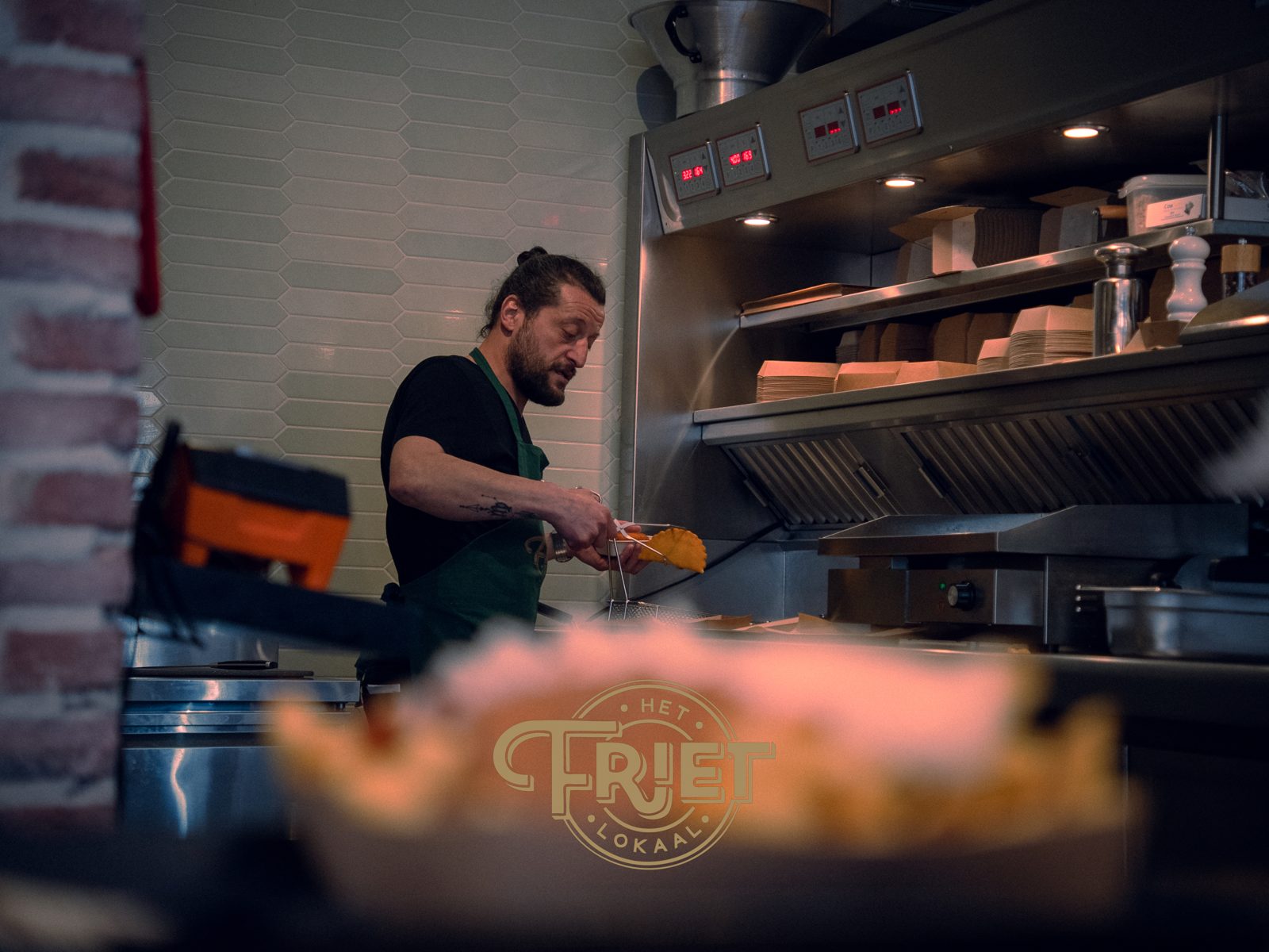 Verse friet bakken bij Het Frietlokaal
